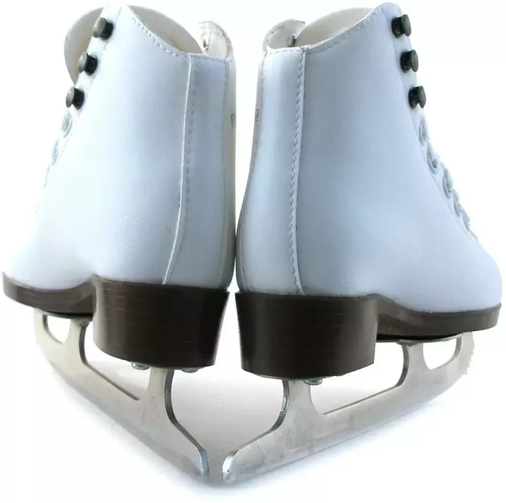Botas Regina Jr. figure skates from behind: padded ankle, brown heel blocks and screw-mounted blade plates