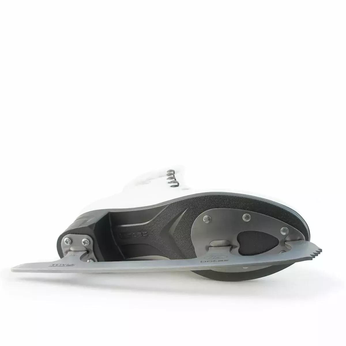 Botas Stella Sport skate on its side showing the botas-molded graphite sole tread