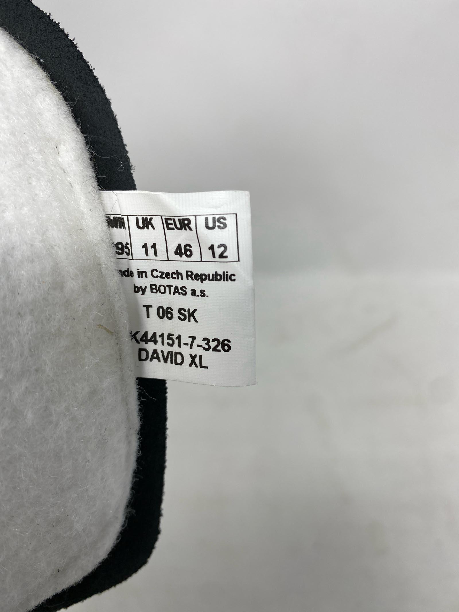 Botas / David / Adult 12 / Scratches and Scuffs 8 Botas / David / Adult 12 / Scratches and Scuffs 8