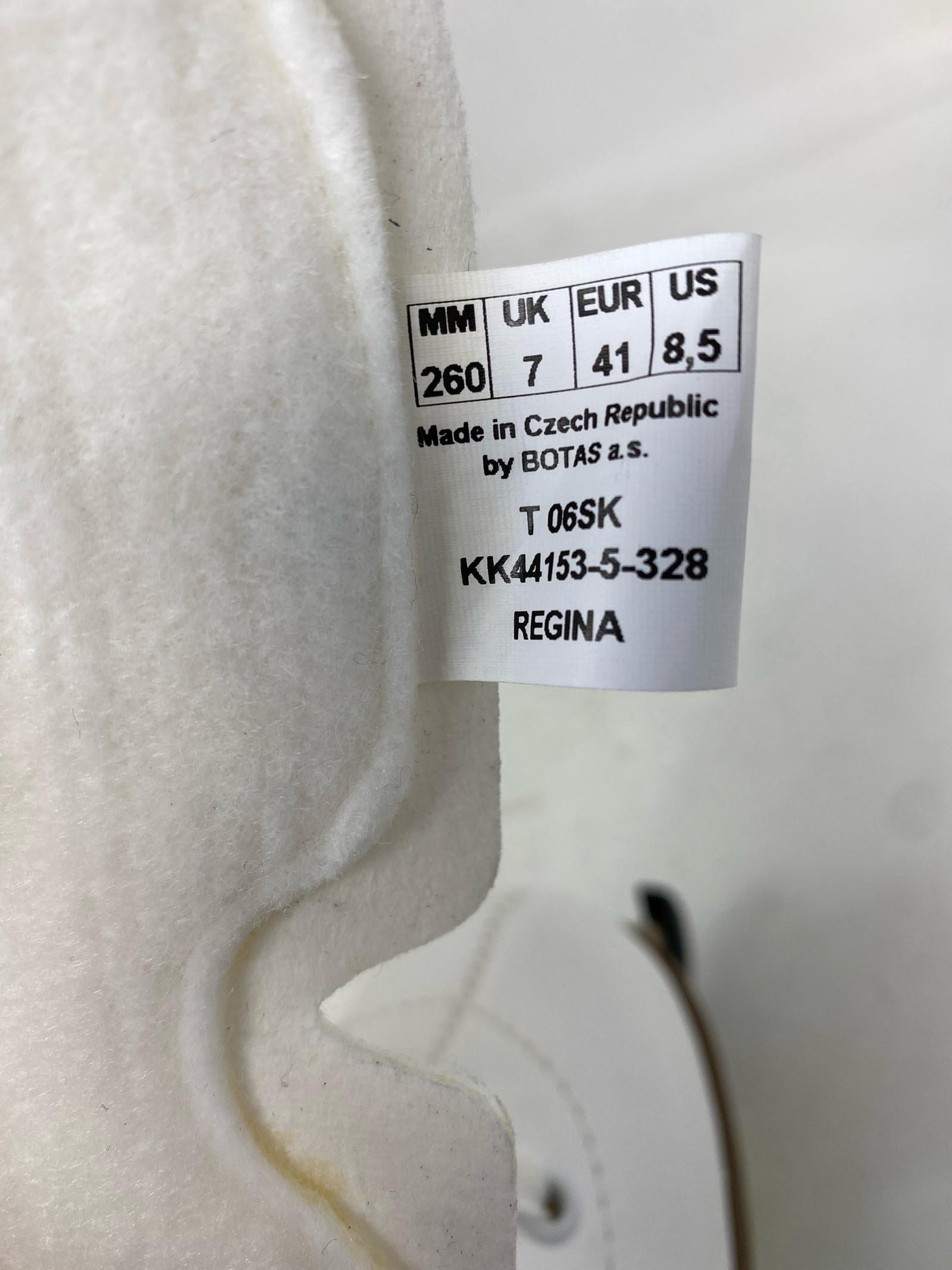Botas / Regina White / Adult 8.5 / Stains and Spots 8