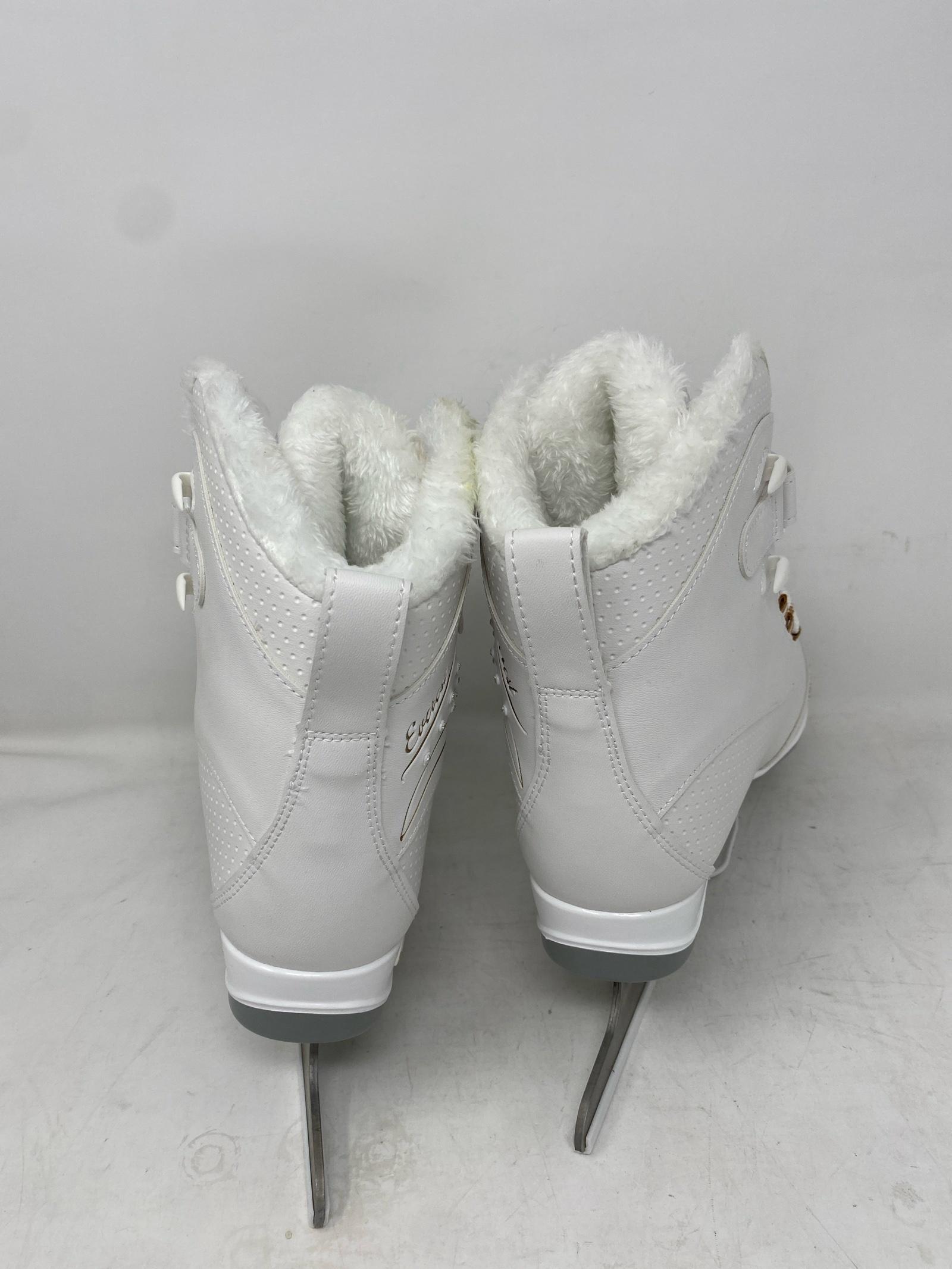 Lake Placid Everest Adult 8 – Good Condition with Minor Spots and Stains 3