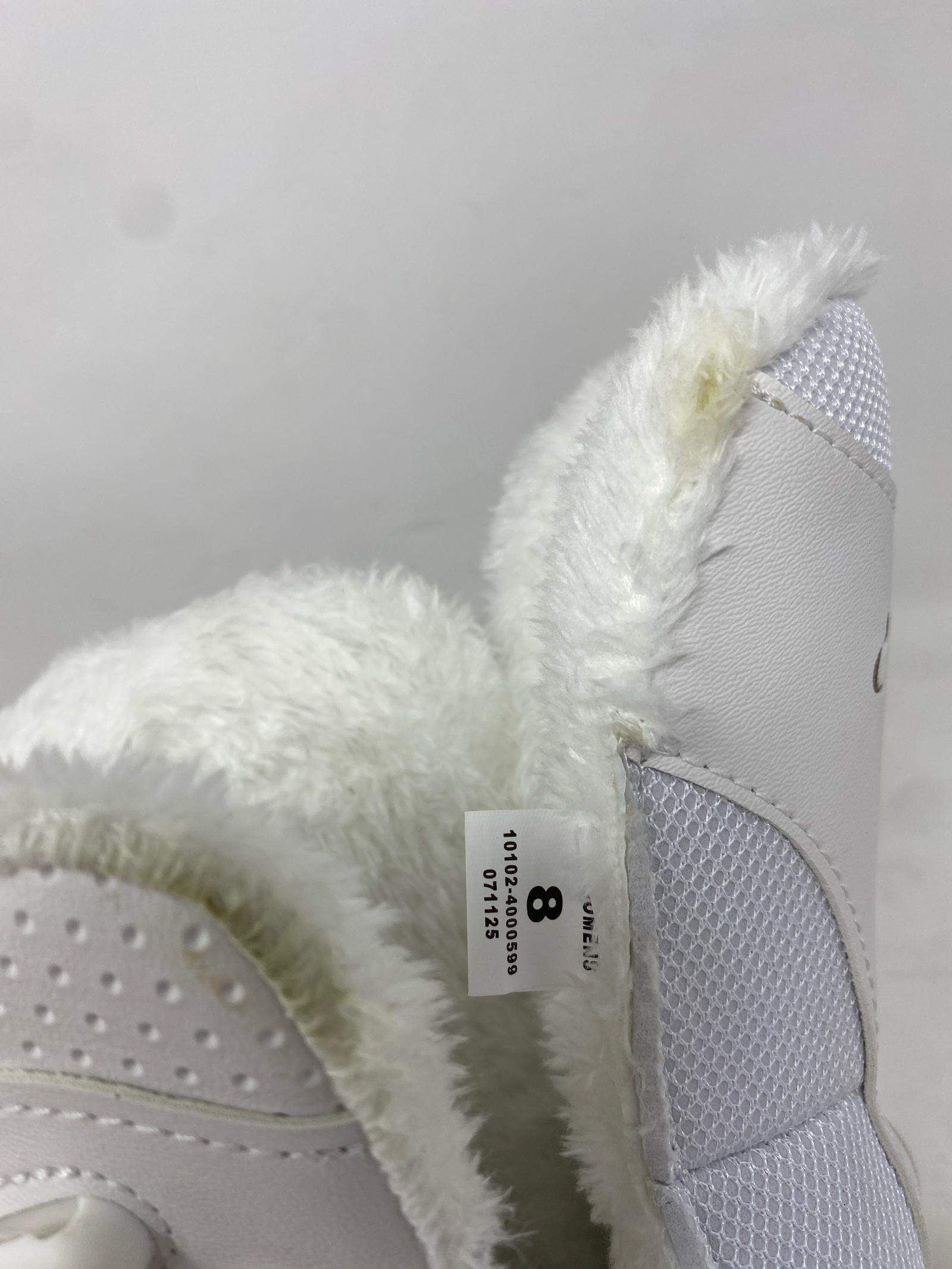 Lake Placid Everest Adult 8 – Good Condition with Minor Spots and Stains 5