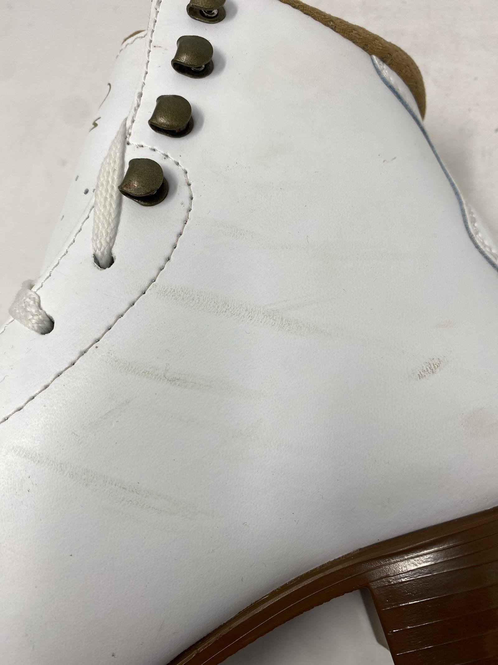 Botas / Cindy 323 / Adult 6.5 / Damaged and Stains 6