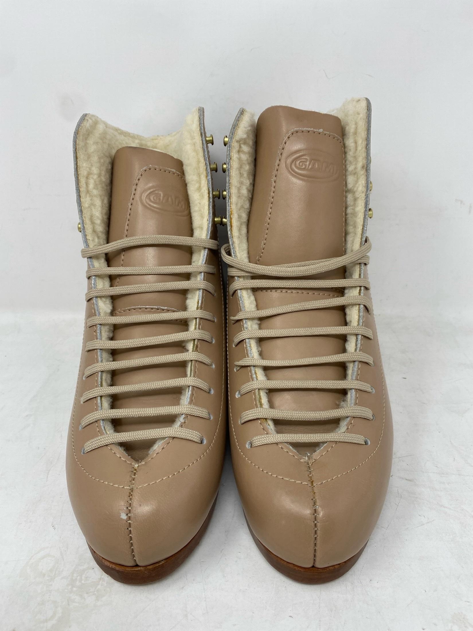 GAM G0085 Adult 9.5 Width: C – Excellent Condition with Minor Scratches GAM G0085 Adult 9.5 Width: C – Excellent Condition with Minor Scratches