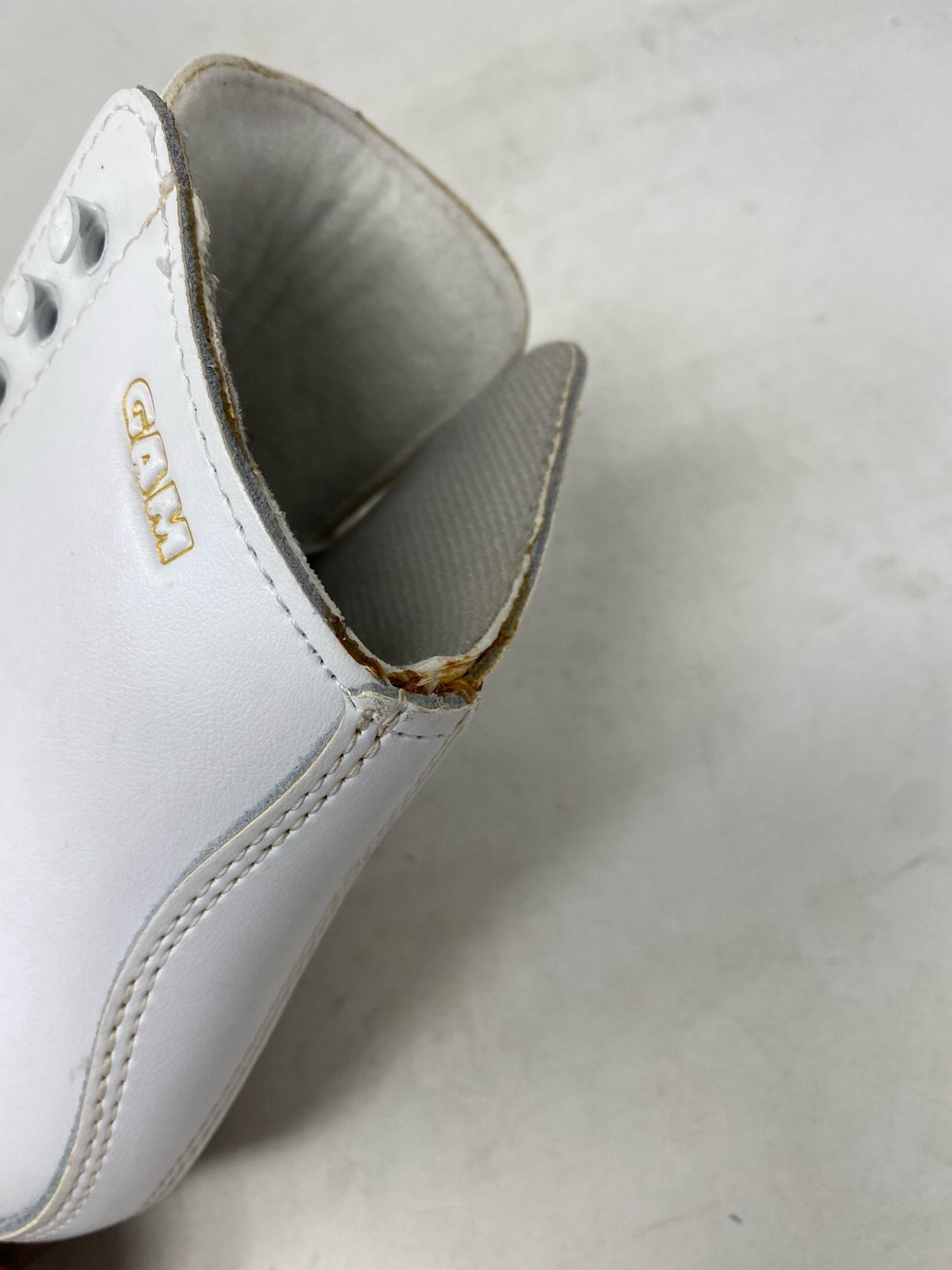 GAM G0019 Adult 4 Width: C – Good Condition with Glue Traces and Spots 5