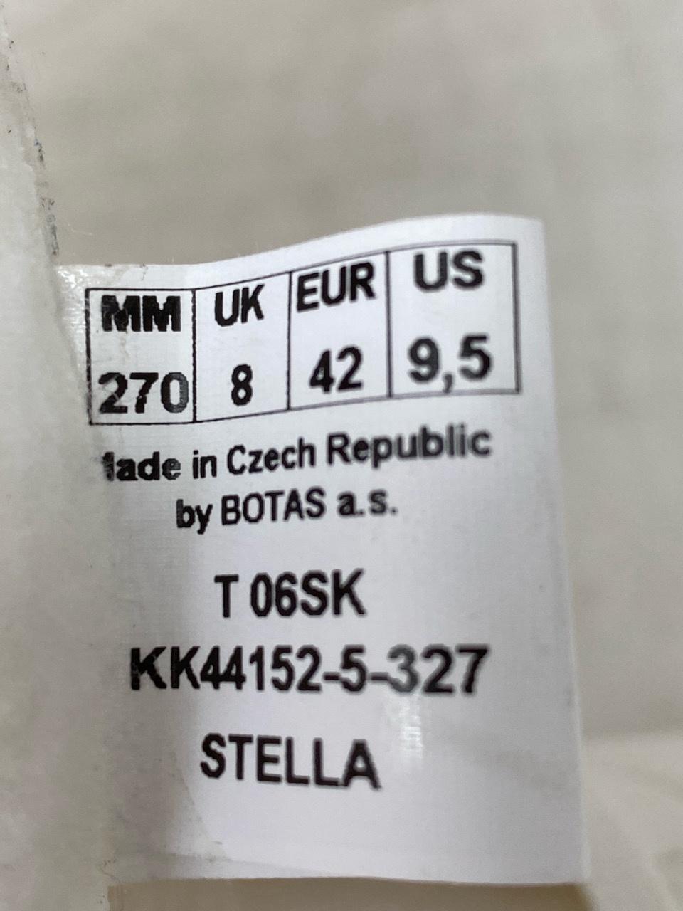 Botas Stella Adult 9.5 – Excellent Condition, Minor Stains 8
